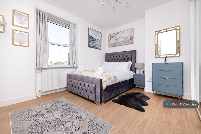 2 Bedroom Flat To Rent In Bernard Terrace, Edinbuirgh, EH8