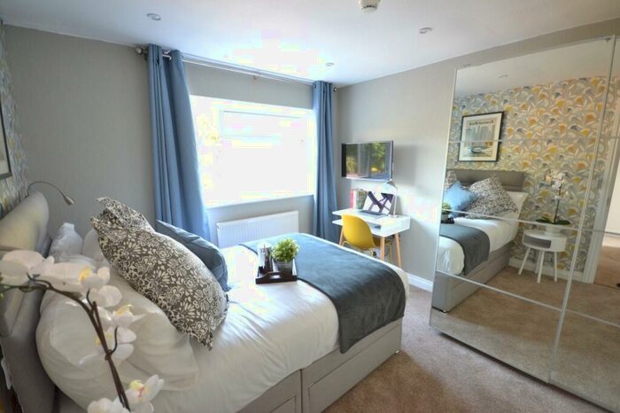 1 Bedroom Semi-Detached House To Rent In Ketton Close, Luton, Bedfordshire, LU2