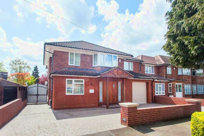 4 Bedroom Detached House To Rent In Cedar Drive Pinner, HA5