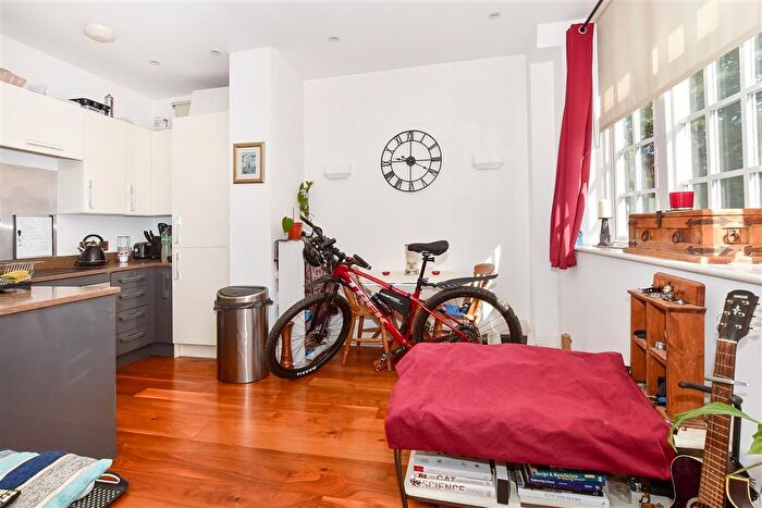 1 Bedroom Flat For Sale In Lesbourne Road, Reigate, Surrey, RH2