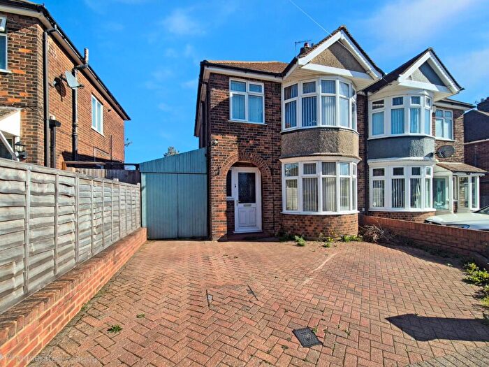 3 Bedroom Semi-Detached House For Sale In Exton Avenue, Luton, Bedfordshire, LU2