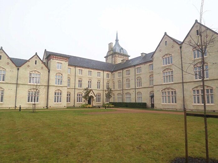 2 Bedroom Flat To Rent In Fairfield Hall, Stotfold, Hitchin, SG5