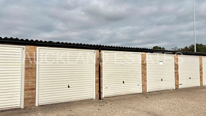 Garage / Parking To Rent In Highstreet, Potters Bar, EN6
