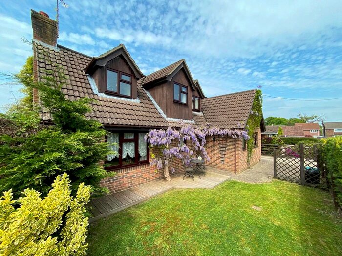3 Bedroom Detached House For Sale In Bolhinton Avenue, Pooks Green, New Forest, SO40