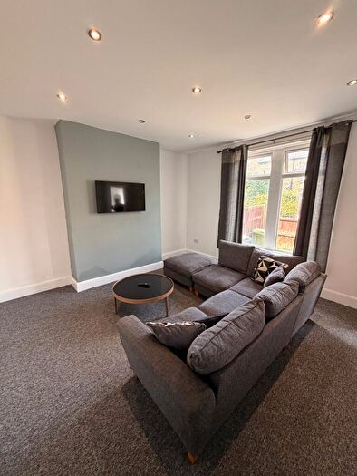 3 Bedroom Terraced House To Rent In Cross Lane, Newsome, Huddersfield, HD4