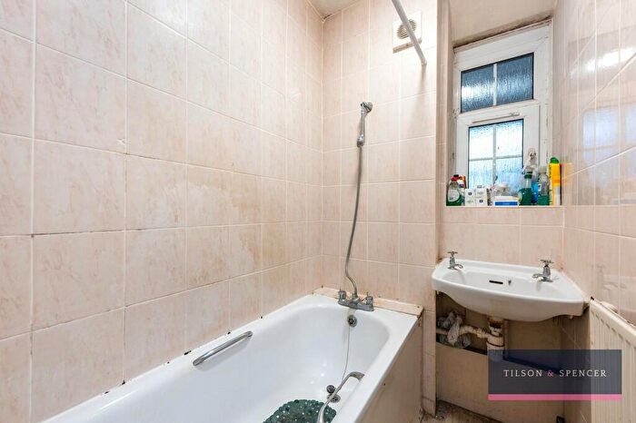2 Bedroom Apartment For Sale In Wicklow House, Stamford Hill, N16