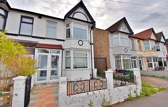 3 Bedroom End Of Terrace House For Sale In Hampton Road, Chingford, London., E4
