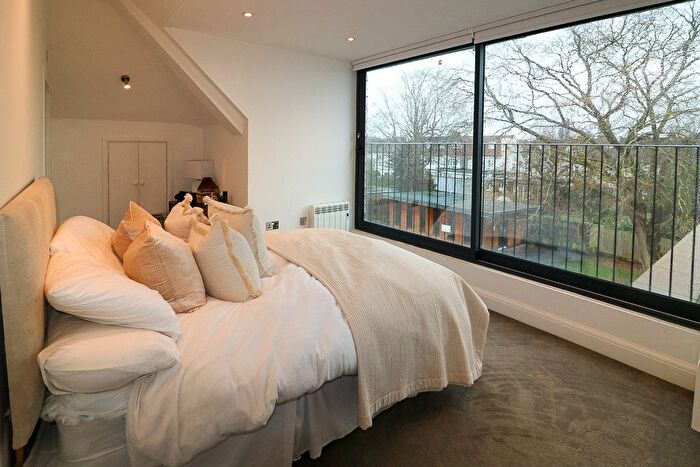 3 Bedroom Flat To Rent In Gunnersbury Avenue, Ealing, London, W5