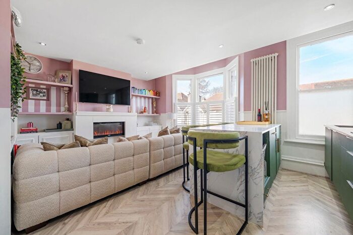 2 Bedroom Flat For Sale In Maplestead Road, SW2
