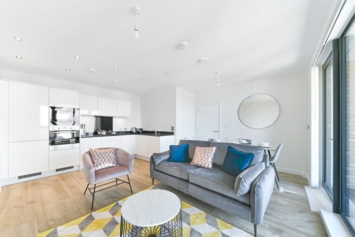 2 Bedroom Flat To Rent In Lakeside Drive, Park Royal, London, NW10