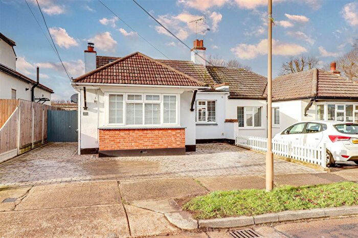 4 Bedroom Chalet For Sale In Heather Drive, Hadleigh, SS7