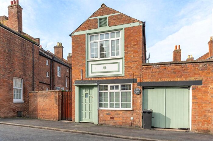 2 Bedroom Link Detached House For Sale In Mill Street, Leamington Spa, Warwickshire, CV31