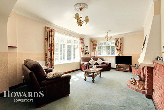 3 Bedroom Detached House For Sale In Hall Lane, Lowestoft, NR32
