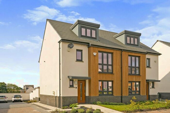 4 Bedroom Semi-Detached House To Rent In Brodsworth Close, Leeds, West Yorkshire, LS15