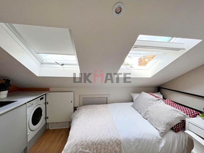 1 Bedroom Property To Rent In Clarence Villas, Hawks Road, Kingston Upon Thames, KT1