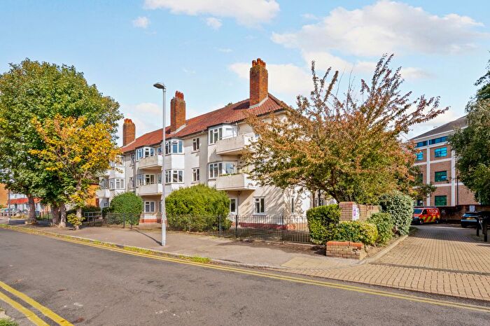 2 Bedroom Flat For Sale In Bittoms Court, The Bittoms, Kingston Upon Thames, KT1
