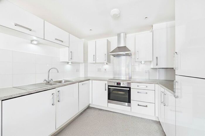 2 Bedroom Flat To Rent In Chadwick Road, Slough, Berkshire, SL3