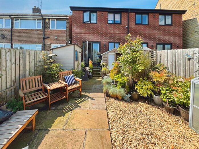 3 Bedroom Semi-Detached House For Sale In Hutton Terrace, Bradford, BD2