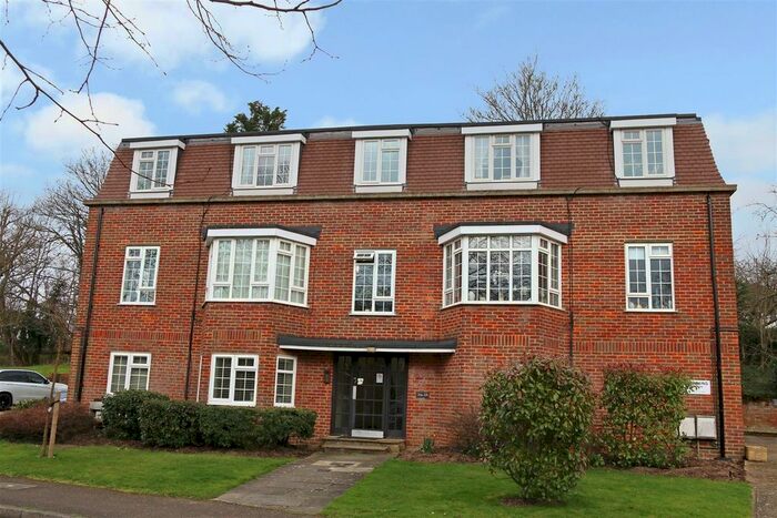 2 Bedroom Flat For Sale In Craigmount, Radlett, WD7
