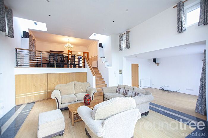 4 Bedroom Detached House To Rent In Wykeham Road, Hendon, NW4