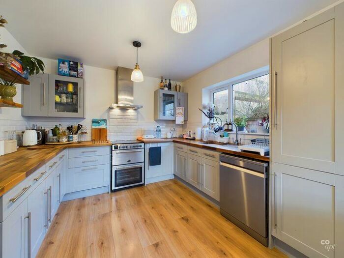 4 Bedroom Semi-Detached House To Rent In Walmer Crescent, BN2