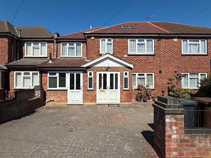 5 Bedroom Semi Detached House For Sale In Ditton Road, Southall, UB2