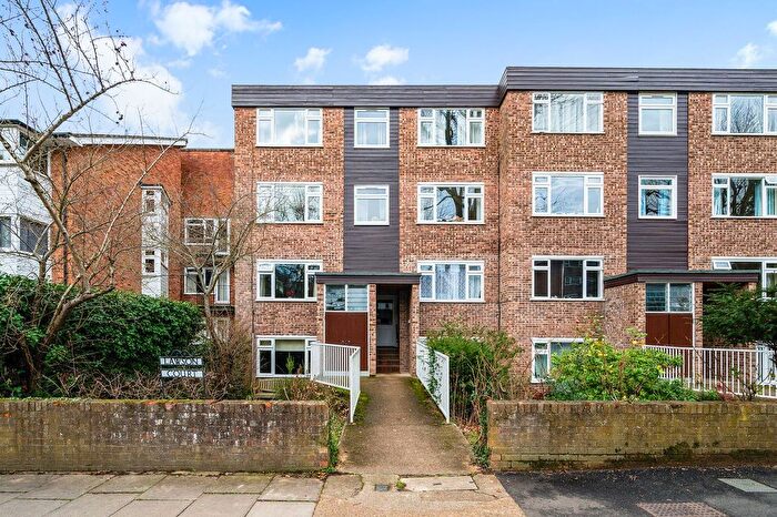 1 Bedroom Flat For Sale In Lovelace Road, Surbiton, KT6