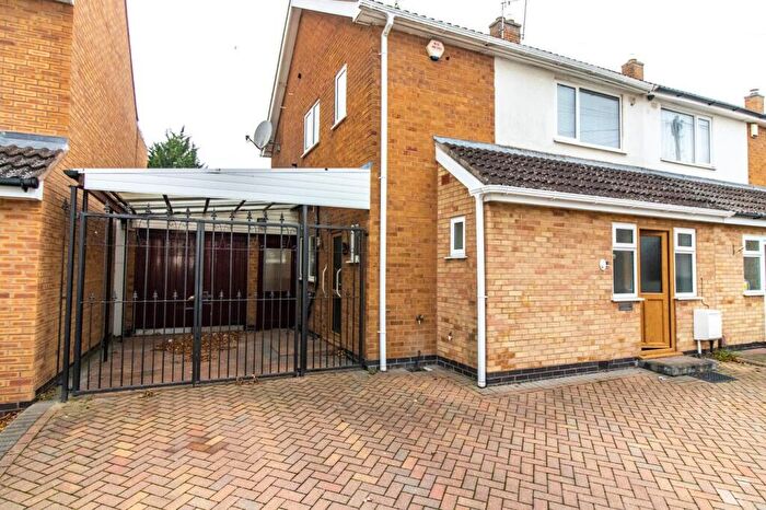 3 Bedroom Semi-Detached House For Sale In Barnstaple Road, Leicester, LE5