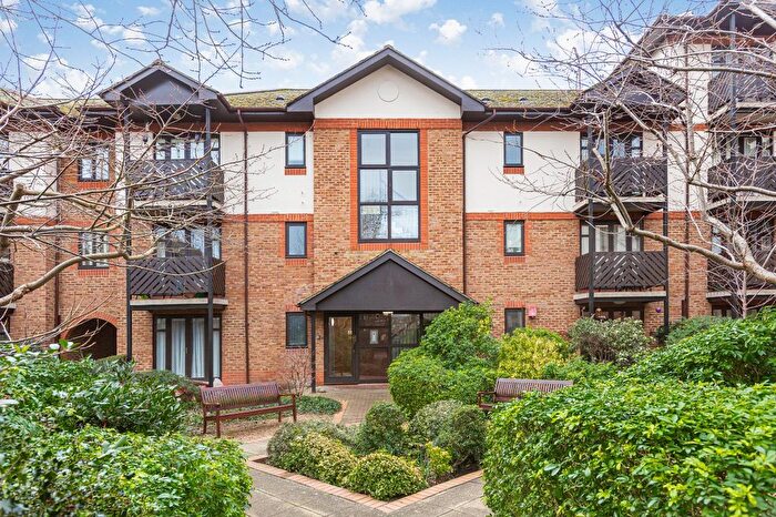 2 Bedroom Flat To Rent In Lichfield Gardens, Richmond, TW9