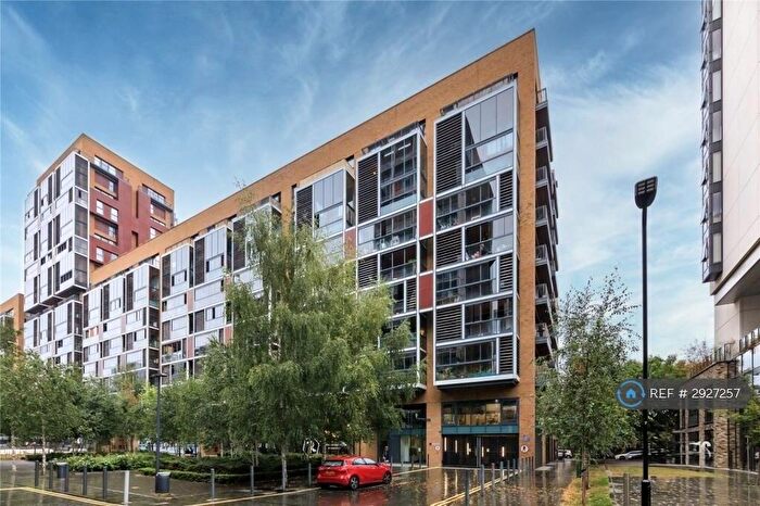 3 Bedroom Flat To Rent In Labyrinth Tower, London, E8