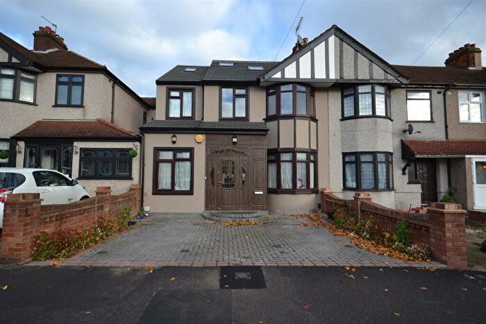7 Bedroom Semi-Detached House To Rent In Dunspring Lane, Ilford - Five Bedroom House, Three Receptions, Kitchen Diner, IG5
