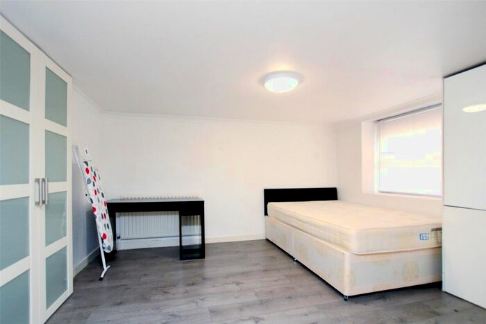 3 Bedroom Flat To Rent In Fordham Street, Whitechapel, London, E1