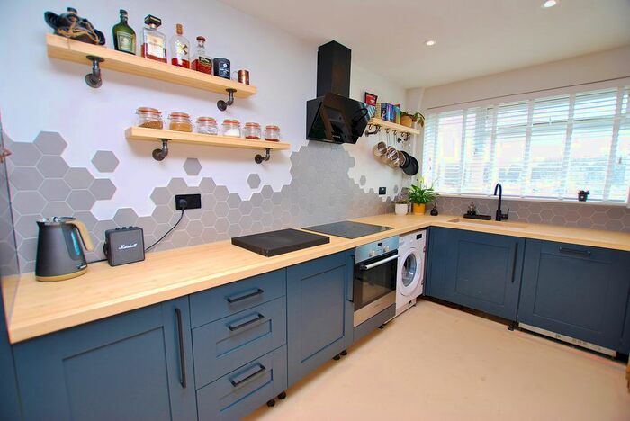 2 Bedroom Flat To Rent In Badger Close, Guildford, GU2