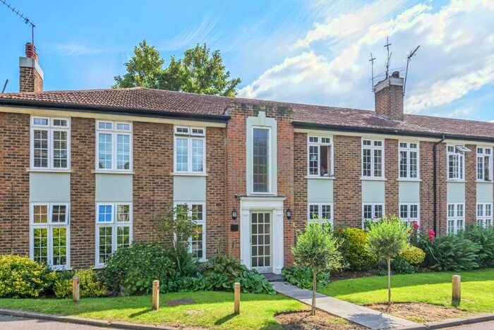 2 Bedroom Flat To Rent In Rythe Court, Thames Ditton, KT17