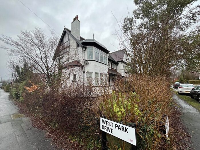 3 Bedroom Flat To Rent In Ashleigh Road, West Park, Leeds, LS16