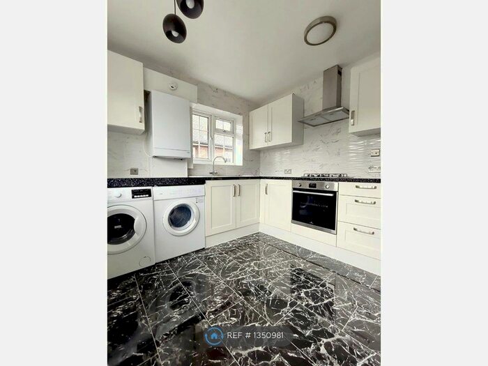 2 Bedroom Flat To Rent In Lea Gardens, Wembley, HA9