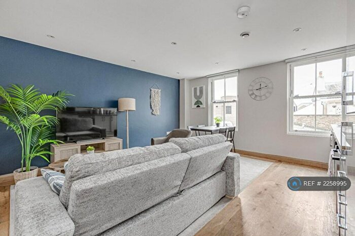 1 Bedroom Flat To Rent In Weybourne House, Chertsey, KT16