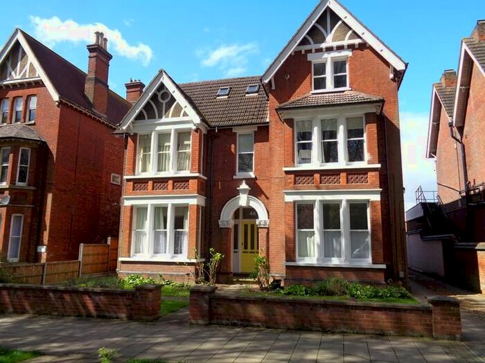 2 Bedroom Flat To Rent In De Parys Avenue, Bedford, MK40