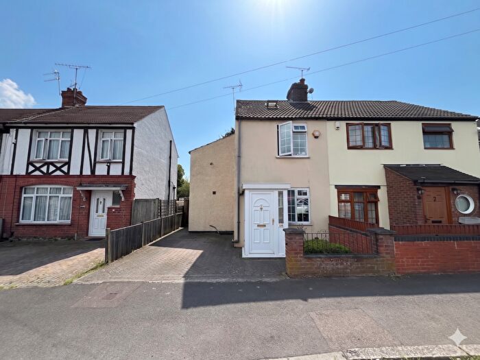 3 Bedroom Semi Detached House For Sale In Blundell Road, Luton, Bedfordshire, LU3