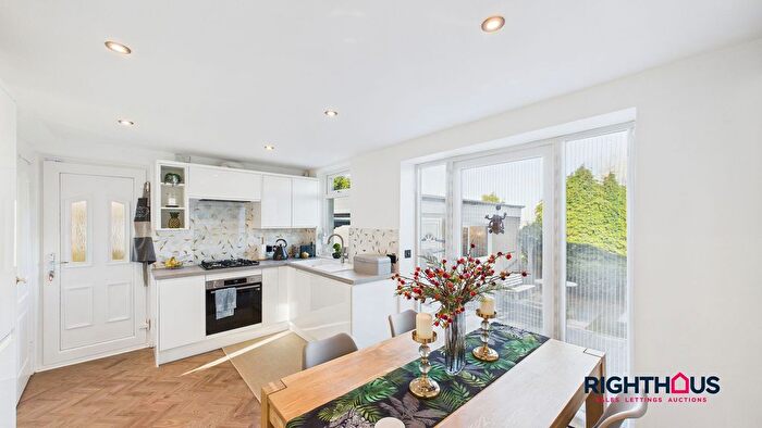 3 Bedroom Semi-detached House To Rent In Southmere Oval, Bradford, BD7