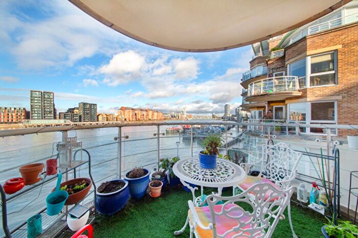 2 Bedroom Flat For Sale In Mendip Court, Chatfield Road, SW11