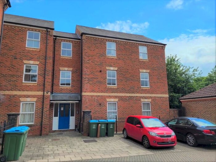 2 Bedroom Flat To Rent In Queensgate, Aylesbury, Buckinghamshire, HP19