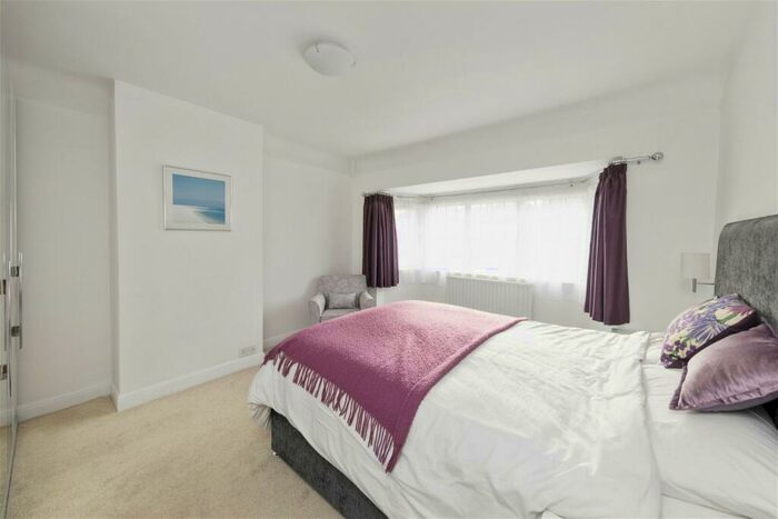 5 Bedroom Detached House For Sale In Carroll Avenue, Merrow, GU1