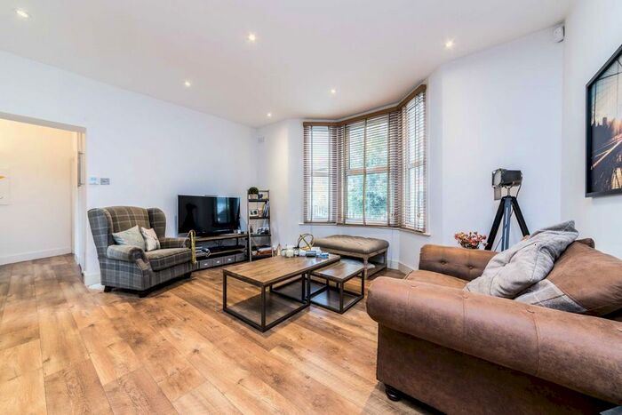 2 Bedroom Flat To Rent In Hydethorpe Road, London, SW12