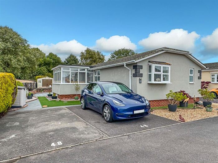 3 Bedroom Mobile/park Home For Sale In Honeysuckle Drive, Pagham, PO21