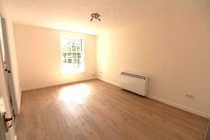 1 Bedroom Flat To Rent In Leigh Hunt Drive, Southgate, N14