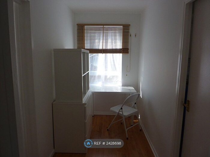 3 Bedroom Flat To Rent In Clark Street, London, E1