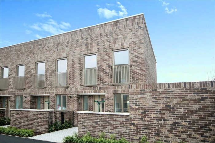 2 Bedroom End Of Terrace House To Rent In Bridgend Crescent, Rainham, Essex, RM13