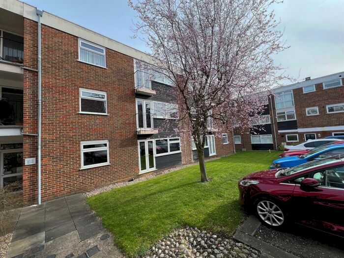 2 Bedroom Flat To Rent In Hutton Road, Shenfield, Brentwood, CM15