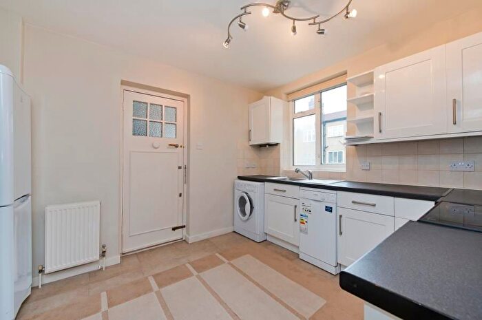 3 Bedroom Flat To Rent In Rutland Court, Queens Drive, West Acton, London, W3